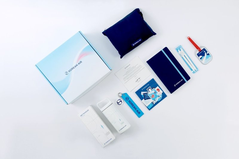 대한항공이 11일 아시아나항공과의 통합 신규 CI 공개에 맞춰 전사 임직원에게 배포한 '온보딩 키트(On-Boarding Kit)'의 모습(대한항공 제공). 2025.03.11.