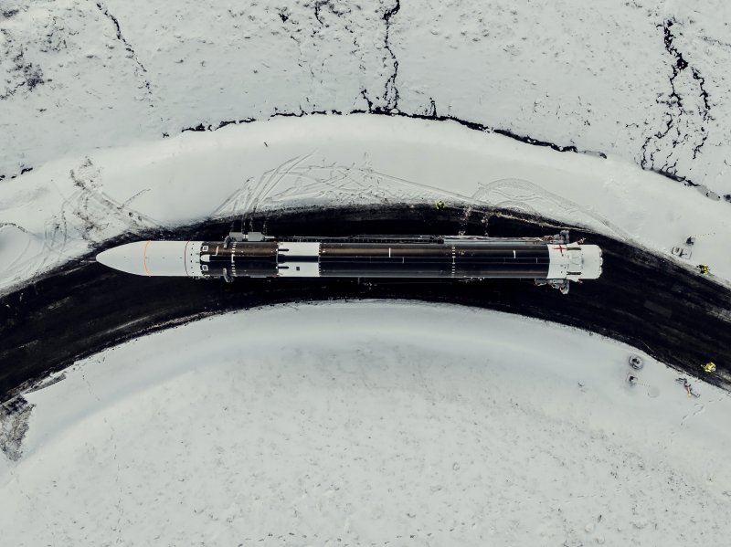[안도야=AP/뉴시스] 독일 민간 우주 항공 스타트업 이자르 에어로스페이스의 시험 로켓 '스펙트럼'이 10일(현지 시간) 노르웨이 북부 안도야섬에서 발사대로 이송되고 있다. 사진은 이자르 제공. 2025.03.31.