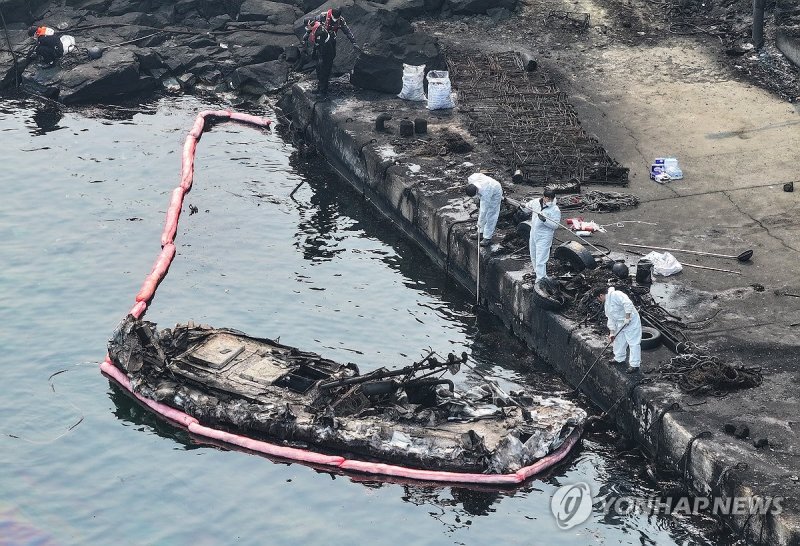 산불에 전소된 어선, 부유물 제거 작업 (출처=연합뉴스)