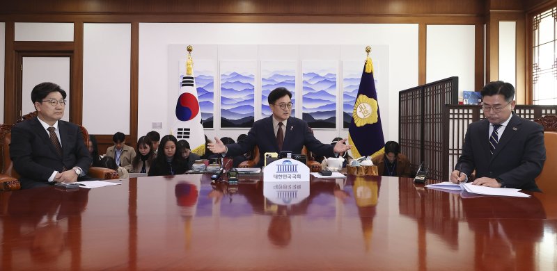 (서울=뉴스1) 이광호 기자 = 우원식 국회의장(가운데)과 권성동 국민의힘 원내대표(왼쪽), 박찬대 더불어민주당 원내대표가 31일 오전 국회 의장실에서 열린 의장 주재 여야 원내대표 회동에서 발언을 하고 있다. (공동취재) 2025.3.31/뉴스1 /사진=뉴스1화상
