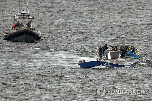 포르투갈 경찰 선박과 마약 밀수 반잠수정 (출처=연합뉴스)