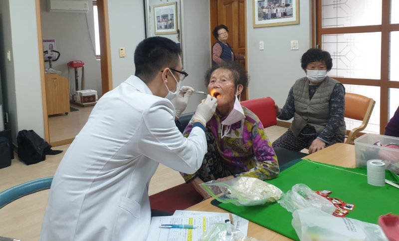 충주 '찾아가는 노인 구강관리 서비스' 모습. *재판매 및 DB 금지