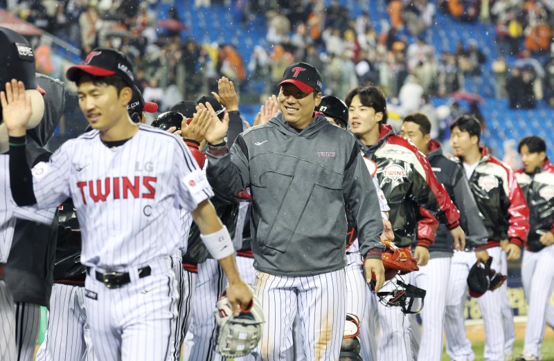 [서울=뉴시스] 김진아 기자 = 27일 오후 서울 송파구 잠실야구장에서 열린 2025 KBO리그 한화 이글스와 LG 트윈스의 경기, 2-1로 승리한 LG 김현수와 선수들이 하이파이브를 하며 있다. 2025.03.27. bluesoda@newsis.com