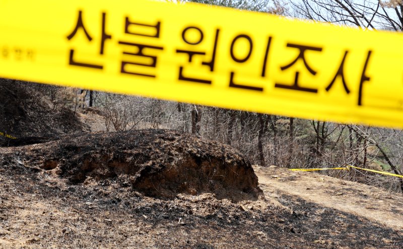 [의성=뉴시스] 이무열 기자 = 30일 경북 산불 최초 발화 추정 지점인 의성군 괴산리 야산 묘지에 폴리스라인이 설치돼 있다. 2025.03.30. lmy@newsis.com