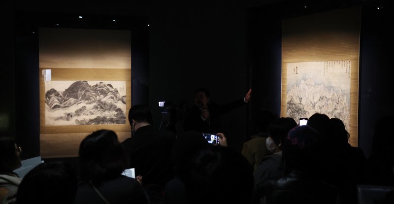 31일 오전 경기 용인시 처인구 호암미술관에 겸재 정선의 인왕제색도(좌)와 금강전도(우)가 전시돼 있다. 2025.3.31/뉴스1 ⓒ News1 김영운 기자
