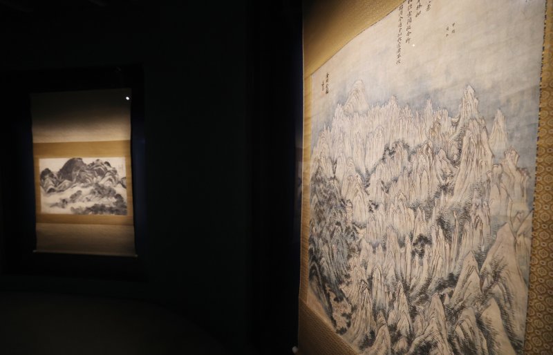 31일 오전 경기 용인시 처인구 호암미술관에 겸재 정선의 인왕제색도(좌)와 금강전도(우)가 전시돼 있다. 2025.3.31/뉴스1 ⓒ News1 김영운 기자