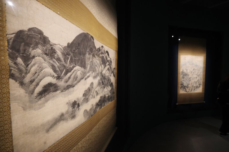 31일 오전 경기 용인시 처인구 호암미술관에 겸재 정선의 인왕제색도(좌)와 금강전도(우)가 전시돼 있다. . 2025.3.31/뉴스1 ⓒ News1 김영운 기자