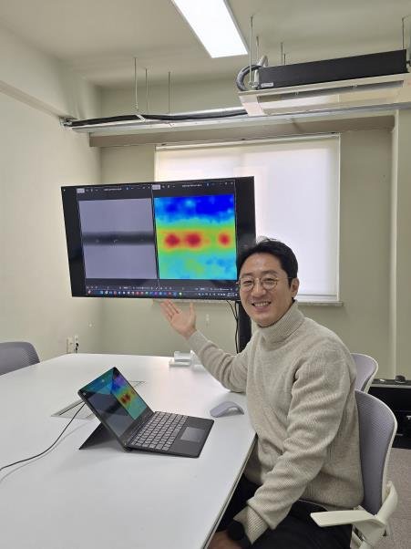 시제품을 배경으로 포즈를 취한 이수동 대표 (출처=연합뉴스)
