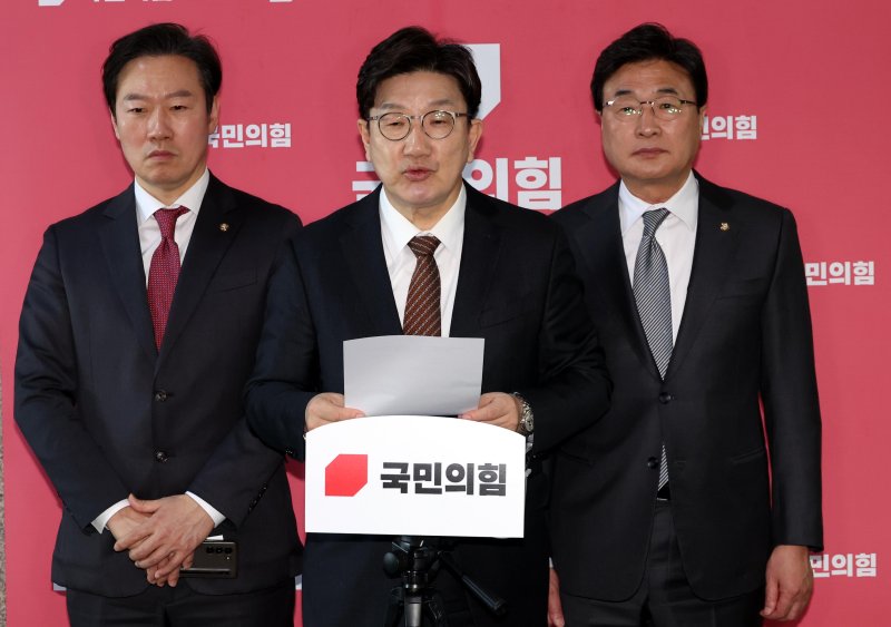 [서울=뉴시스] 조성봉 기자 = 권성동(가운데) 국민의힘 원내대표가 31일 오후 서울 여의도 국회에서 열린 현안관련 기자 브리핑에서 "민주당 등 야권 주도로 통과한 상법개정안에 대해 재의요구권 행사를 요청할 것"이라고 밝히고 있다. 왼쪽부터 박수민 원내대변인, 권 원내대표, 김대식 원내수석대변인. 2025.03.31. suncho21@newsis.com /사진=뉴시스