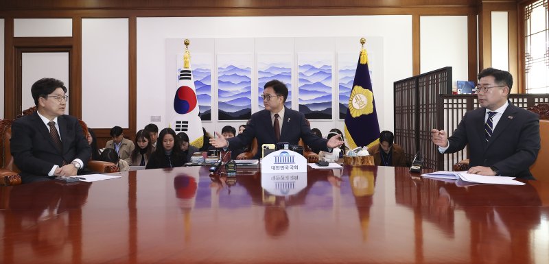 [서울=뉴시스] 고승민 기자 = 우원식 국회의장과 권성동 국민의힘 원내대표, 박찬대 더불어민주당 원내대표가 31일 오전 서울 여의도 국회 의장실에서 의장 주재 여야 원내대표 회동을 하고 있다. (공동취재) 2025.03.31. photo@newsis.com