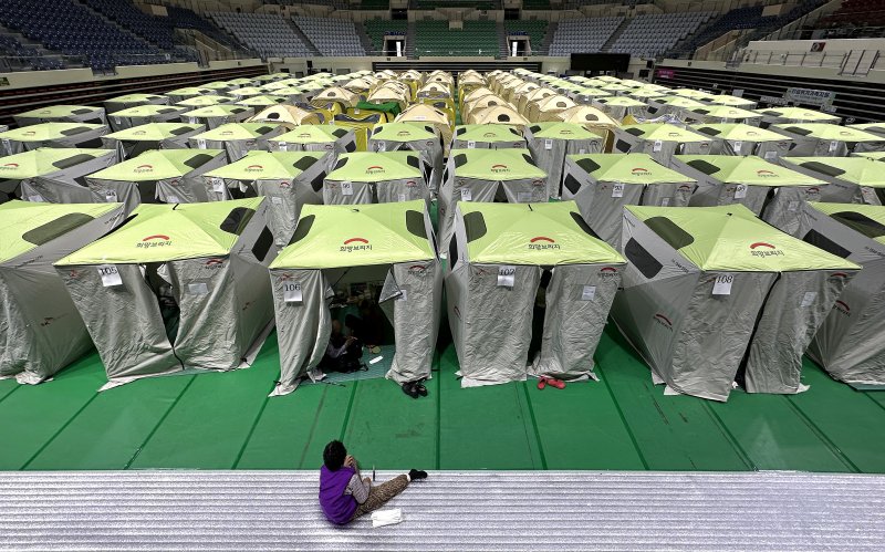 [안동=뉴시스] 이무열 기자 = 30일 경북 안동시 안동체육관에 마련된 산불 대피소에서 이재민들이 휴식을 취하고 있다. 2025.03.30. lmy@newsis.com