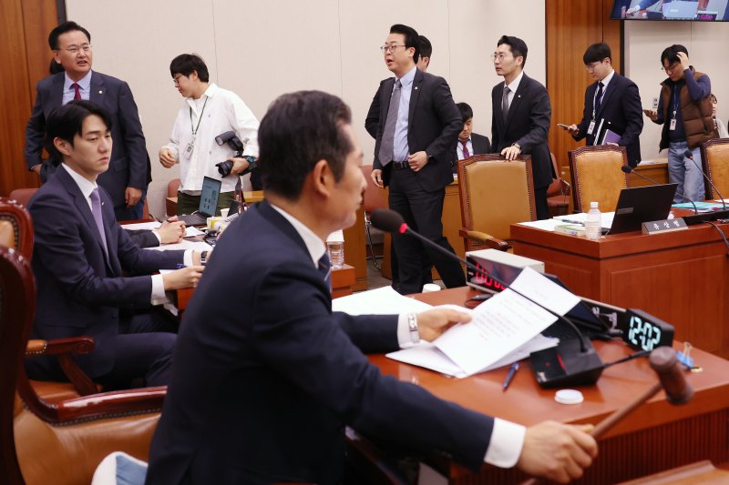 [서울=뉴시스] 조성우 기자 = 26일 오전 서울 여의도 국회에서 열린 법제사법위원회 전체회의에서 정청래 위원장이 대도시권 광역교통 관리에 관한 특별법 일부개정법률안에 대한 토론을 종결하고 의결하려 하자 국민의힘 의원들이 퇴장하고 있다. 2025.03.26. xconfind@newsis.com /사진=뉴시스