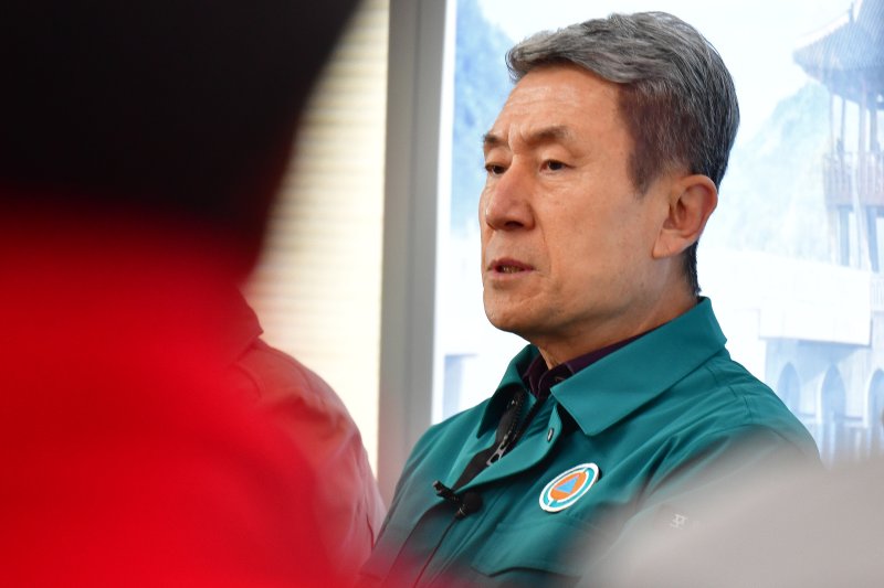 이강덕 경북 포항시장이 30일 오후 시청 브리핑룸에서 열린 출입 기자 간담회에서 산불 피해 지역인 청송과 영덕에 모든 지원방안 등에 대해 발표하고 있다. 이 시장은 "이웃인 영덕과 청송 피해 현장을 직접 확인하고 나니 가슴이 너무 아프다"고 말했다. 2025.3.30/뉴스1 ⓒ News1 최창호 기자
