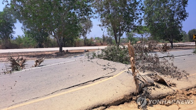 강진으로 파괴된 미얀마 고속도로 (출처=연합뉴스)
