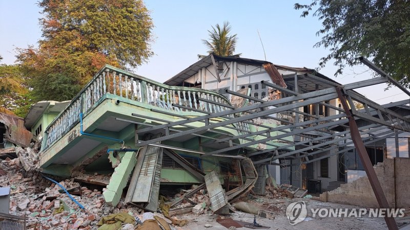 강진으로 초토화된 만달레이 인근 짜우세 시 (출처=연합뉴스)