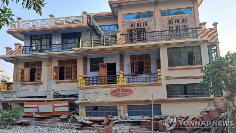 강진으로 초토화된 만달레이 인근 짜우세 시 (출처=연합뉴스)