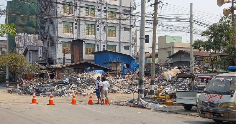 지진으로 무너진 미얀마 만달레이 건물 (출처=연합뉴스)