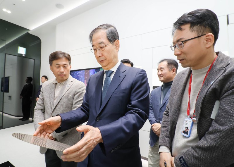 한덕수 대통령 권한대행 국무총리가 31일 경기도 이천 SK하이닉스 이천캠퍼스를 방문, 곽노정 SK하이닉스 대표이사와 메모리반도체 생산 Fab인 'M14 윈도우 투어'를 하고 있다. (SK 제공, 재판매 및 DB 금지) 2025.3.31/뉴스1 ⓒ News1 임세영 기자