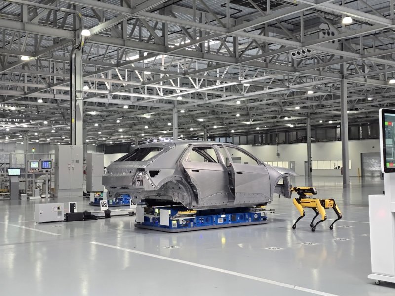 HMGMA의 생산라인에서 4족 보행 로봇 '스팟'(SPOT)이 품질 검사를 하고 있다. ⓒ News1 류정민 특파원