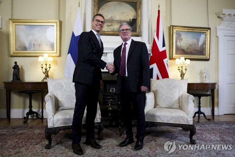 스투브 핀란드 대통령(왼쪽)과 키어 스타머 영국 총리 (출처=연합뉴스)