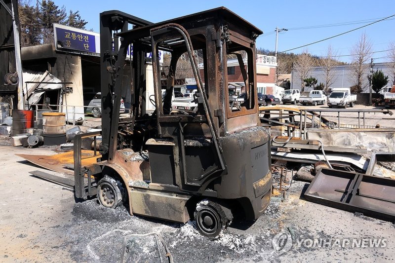 산불에 탄 지게차 (출처=연합뉴스)