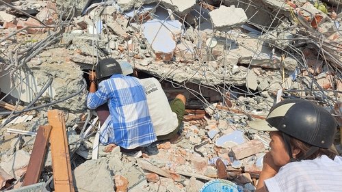 집안 수색하는 미얀마 시민들 (출처=연합뉴스)