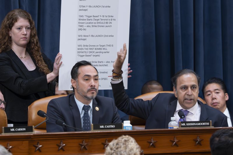 [워싱턴=AP/뉴시스]라자 크리슈마무티 미 하원의원(오른쪽)과 호아킨 카스트로 하원의원이 26일(현지시각) 하원 정보위원회 청문회에서 피트 헤그세스 미 국방장관이 민간 대화 앱 시그널에 올린 내용들을 가리키며 발언하고 있다. 2025.3.27.