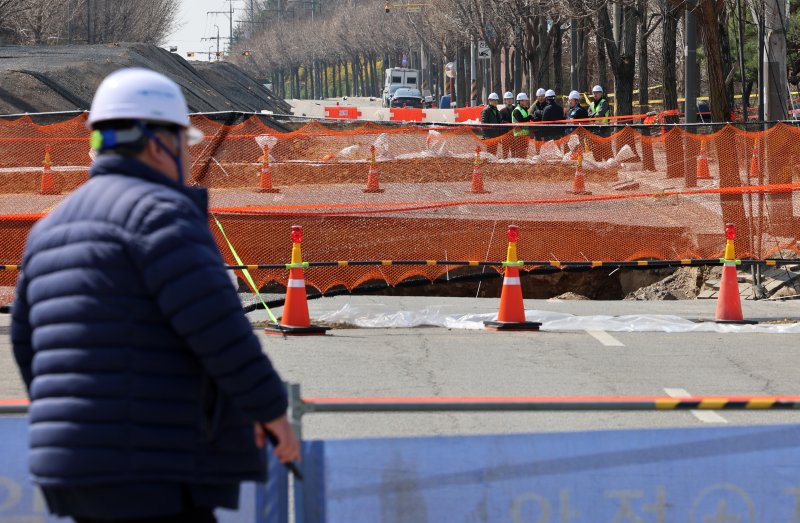 지난 3월 31일 서울 강동구 명일동 대형 땅꺼짐(싱크홀) 사고 현장에서 강동수도사업소와 서울아리수본부 관계자들이 현장을 살펴보고 있다. 뉴시스