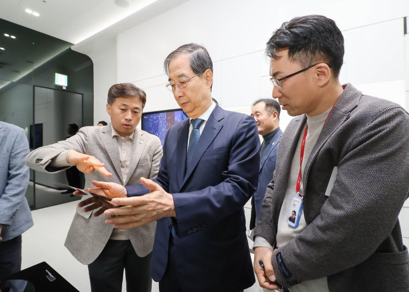 [이천=뉴시스] 최진석 기자 = 한덕수 대통령 권한대행 국무총리가 31일 경기도 SK하이닉스 이천캠퍼스 수펙스(SUPEX)센터에서 곽노정 SK하이닉스 대표이사 사장의 설명을 들으며 메모리반도체 생산 Fab인 'M14 윈도우 투어'를 하고 있다. (사진=SK하이닉스 제공) 2025.03.31. photo@newsis.com *재판매 및 DB 금지