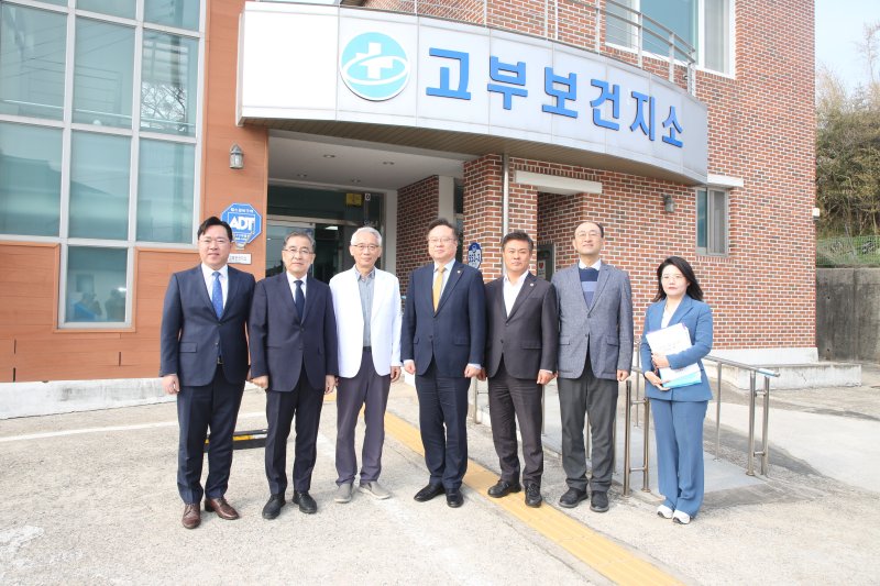 임경수 정읍 시니어 의사(왼쪽 세번째) 자료사진. 정읍시 제공