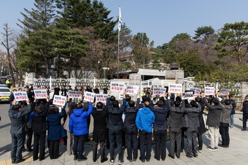 박찬대 더불어민주당 원내대표를 비롯한 의원들이 1일 오전 서울 종로구 삼청동 총리공관 앞에서 마은혁 재판관 임명 촉구와 상법 개정안 거부권 행사한 한덕수 대통령 권한대행 국무총리를 규탄하고 있다.2025.4.1/뉴스1 ⓒ News1 이재명 기자