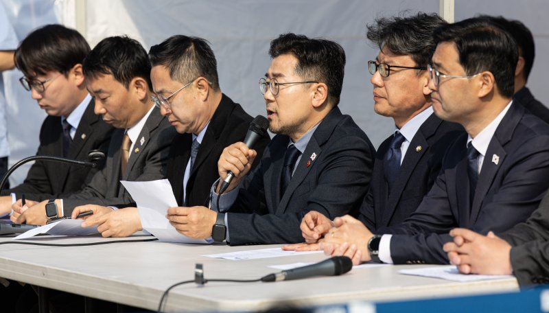 박찬대 더불어민주당 원내대표가 1일 오전 서울 종로구 광화문 앞 민주당 천막당사에서 열린 원내대책회의에서 발언을 하고 있다. 2025.4.1/뉴스1 ⓒ News1 이재명 기자