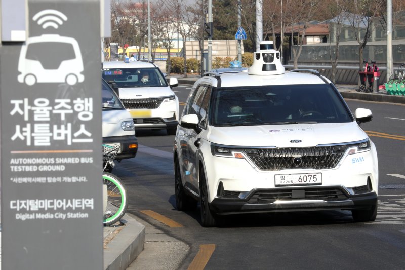 [서울=뉴시스] 조성우 기자 = 10일 오전 서울 마포구 자율주행자동차 시범운행지구에서 승객을 태운 자율주행차가 운행하고 있다. 2022.02.10. xconfind@newsis.com