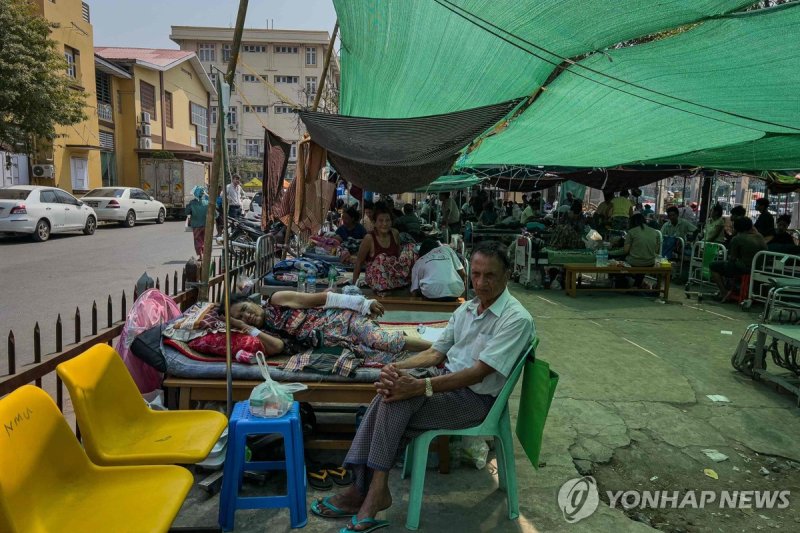 미얀마 병원 주차장서 지내는 환자들 (출처=연합뉴스)