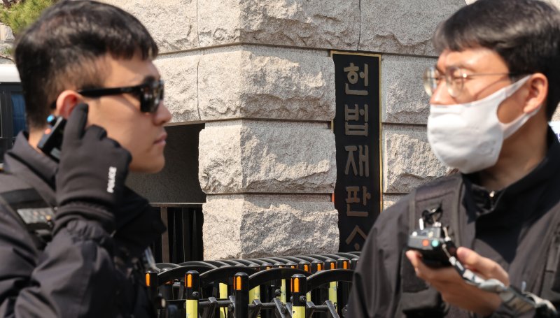 헌법재판소가 윤석열 대통령 탄핵 심판 선고기일을 오는 4일 오전 11시로 발표한 가운데 1일 오전 서울 종로구 헌재 앞에서 경찰 관계자들이 무전기로 통신을 하며 근무 중에 있다. 2025.4.1/뉴스1 ⓒ News1 장수영 기자