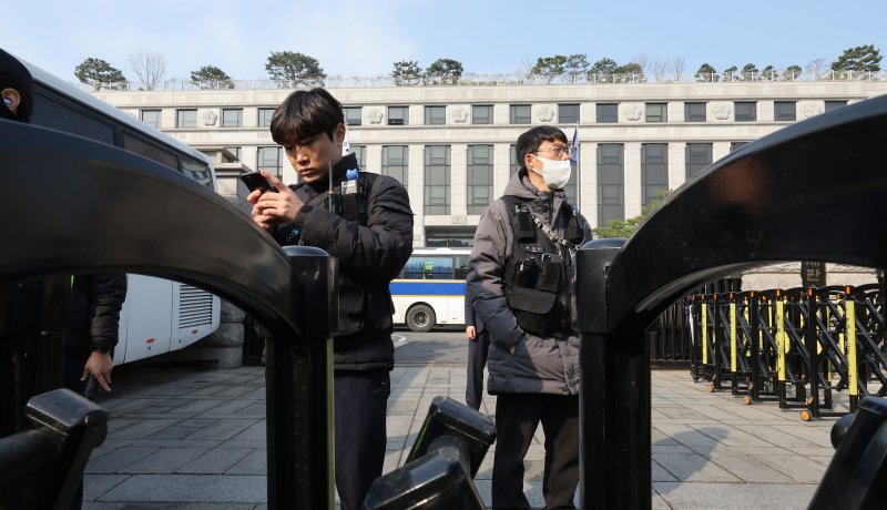 윤석열 대통령에 대한 헌법재판소(헌재)의 탄핵 심판이 선고가 늦어지며 4월 첫 번째 날을 맞은 1일 서울 종로구 헌재에서 경찰 관계자들이 근무를 하고 있다. 헌법재판소는 이날 오는 4일 오전 11시에 윤석열 대통령 탄핵 심판 선고기일을 진행한다고 밝혔다. 2025.4.1/뉴스1 ⓒ News1 장수영 기자