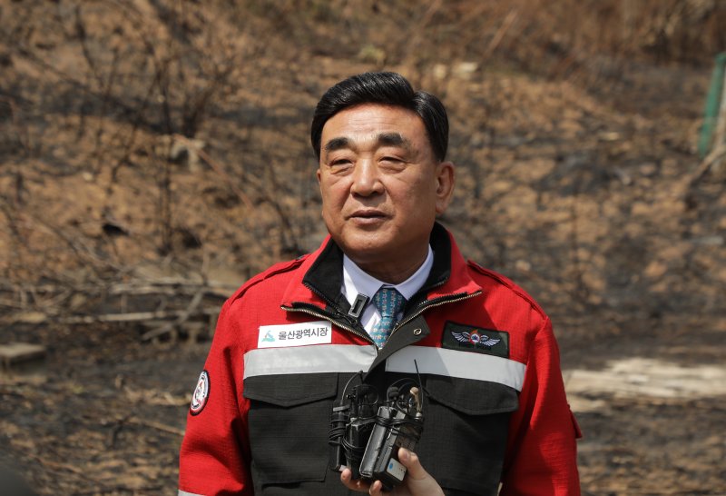 김두겸 울산시장이 31일 울주 온양읍 산불 피해현장을 찾아 "정부와 협력해 신속히 피해 조사를 실시하고 산불 피해가 반복되지 않도록 최선을 다하겠다"고 밝혔다.2025.3.31/뉴스1 ⓒ News1 김지혜 기자
