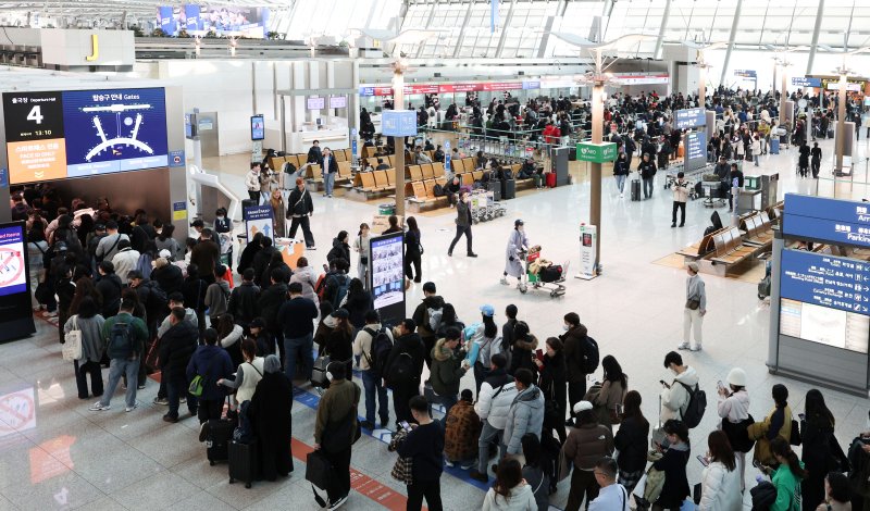 [인천공항=뉴시스] 김선웅 기자 = 사진은 인천국제공항 제1여객터미널 출국장의 모습. 2025.04.01. mangusta@newsis.com