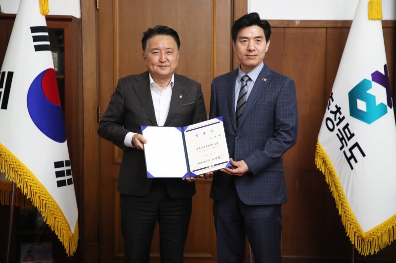 [청주=뉴시스] 김영배(오른쪽) 제16대 충북연구원장이 1일 청주시 상당구 문화동 충북도청 여는마당에서 김영환 지사에게 임명장을 받은 뒤 기념촬영하고 있다.(사진=충북도 제공) 2025.04.01. photo@newsis.com *재판매 및 DB 금지