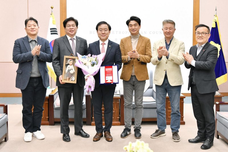 김형철 부산시의원(왼쪽 세번째) 이 제주특별자치도로부터 명예도민증을 받고 안성민 부산시의회 의장(왼쪽 두번째) 등 참석자들과 기념촬영을 하고 있다.(부산시의회 제공.재판메 및 DB 금지)