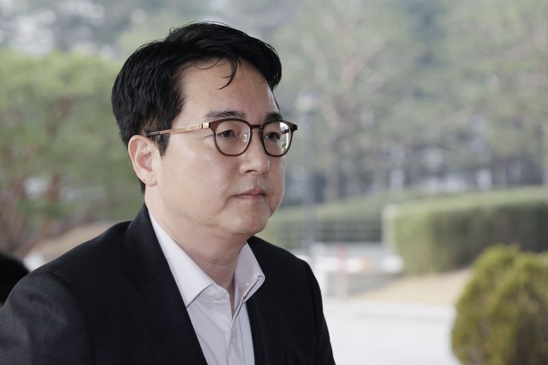 [서울=뉴시스] 최동준 기자 = 심우정 검찰총장이 지난달 25일 서울 서초구 대검찰청으로 출근하고 있다. 한정애 더불어민주당 의원은 심 총장 자녀에 대한 특혜 채용 의혹을 제기했고 이에 대해 외교부는 채용 절차가 공정하게 진행됐다고 해명했다. 2025.03.25. photocdj@newsis.com
