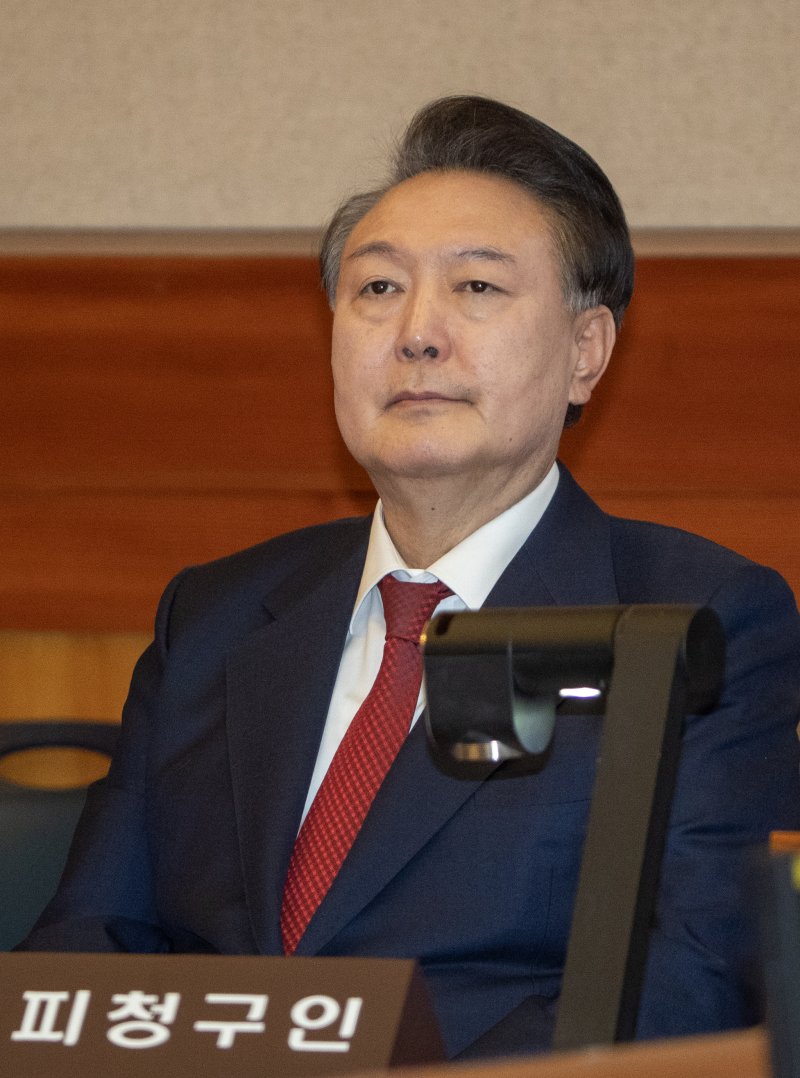 윤석열 대통령이 20일 오후 서울 종로구 헌법재판소 대심판정에서 열린 탄핵심판 10차 변론에 출석해 생각에 잠겨 있다. 2025.2.20/뉴스1 ⓒ News1 사진공동취재단