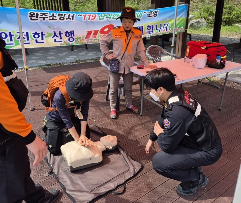 전북자치도소방본부가 봄철 산행 인구 증가에 따른 '산악사고 안전대책'을 추진한다고 1일 밝혔다.(전북소방 제공. 재판매 및 DB금지)