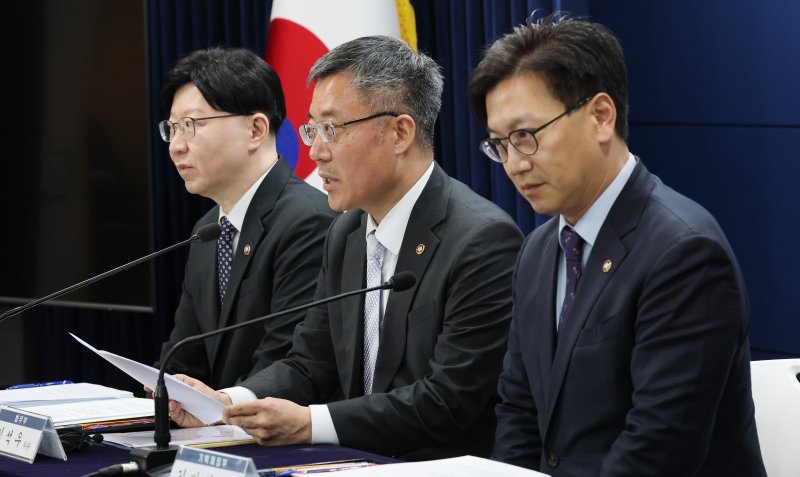 김석우 법무부 장관 직무대행이 1일 서울 종로구 정부서울청사에서 상법 개정안에 대한 재의요구권(거부권) 관련 관계기관 합동 브리핑을 하고 있다. 왼쪽부터 김소영 금융위원회 부위원장, 김 직무재행, 김범석 기획재정부 1차관. 2025.4.1/뉴스1 ⓒ News1 임세영 기자