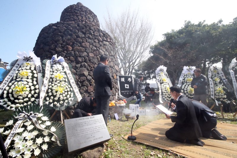 제77주년 4·3 추념식을 이틀 앞둔 1일 오전 제주시 신산공원 4·3 해원방사탑에서 4·3해원방사탑제가 봉행되고 있다. 2025.4.1/뉴스1 ⓒ News1 오현지 기자