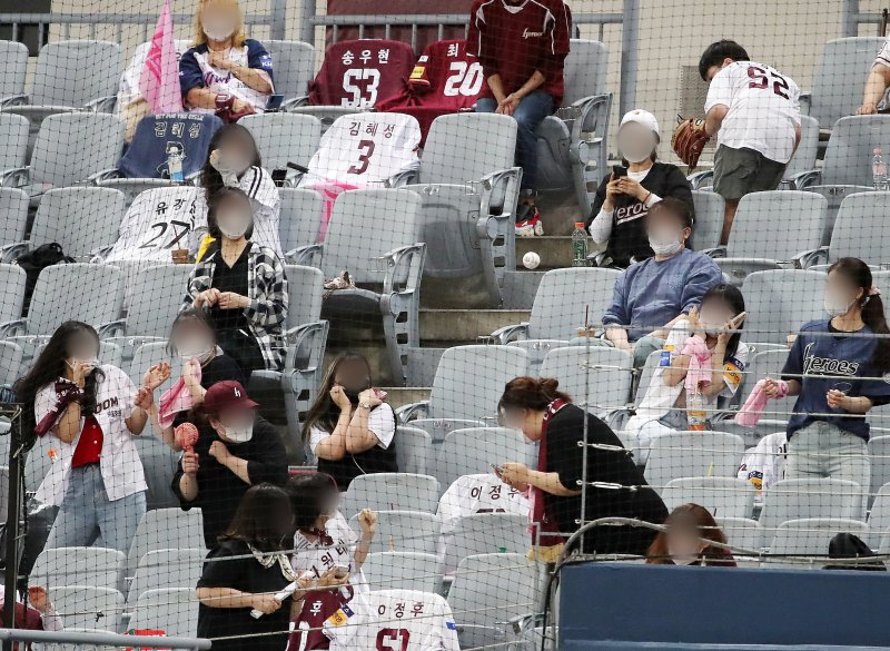 야구장에서 파울 타구를 피하는 관중. 뉴스1 DB ⓒ News1 김진환 기자