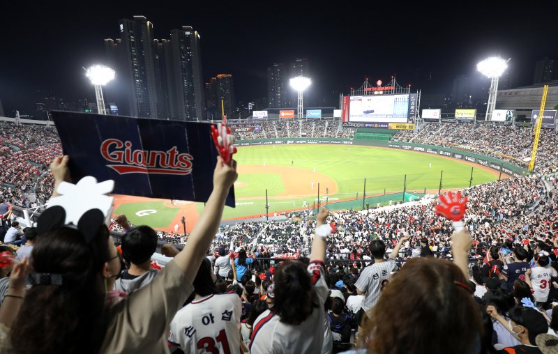 롯데 자이언츠는 1986년부터 부산 사직구장을 홈구장으로 사용하고 있다. 뉴스1 DB ⓒ News1 김영훈 기자