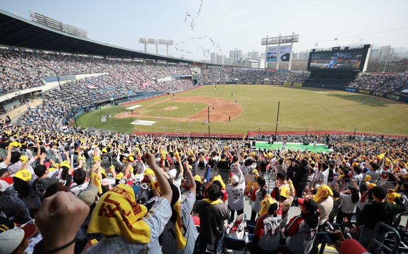 서울 잠실구장을 가득 메운 야구팬들. 2025.3.23/뉴스1 ⓒ News1 김진환 기자
