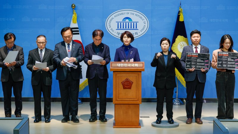 국회 외교통일위원회 소속 한정애 더불어민주당 의원 등이 지난달 31일 서울 여의도 국회 소통관에서 심우정 검찰총장 자녀 특혜 채용 의혹 관련 외교부의 자료 제출과 공수처 수사 등을 촉구하며 기자회견을 하고 있다. 왼쪽부터 권칠승, 위성락, 이재강, 이용선, 한정애, 홍기원, 이재정 의원. 2025.3.31/뉴스1 ⓒ News1 안은나 기자