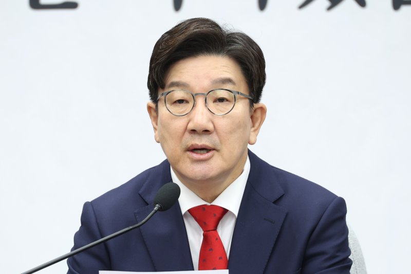 권성동 국민의힘 원내대표가 1일 오전 서울 여의도 국회에서 열린 원내대책회의에서 발언하고 있다. 2025.4.1/뉴스1 ⓒ News1 이광호 기자